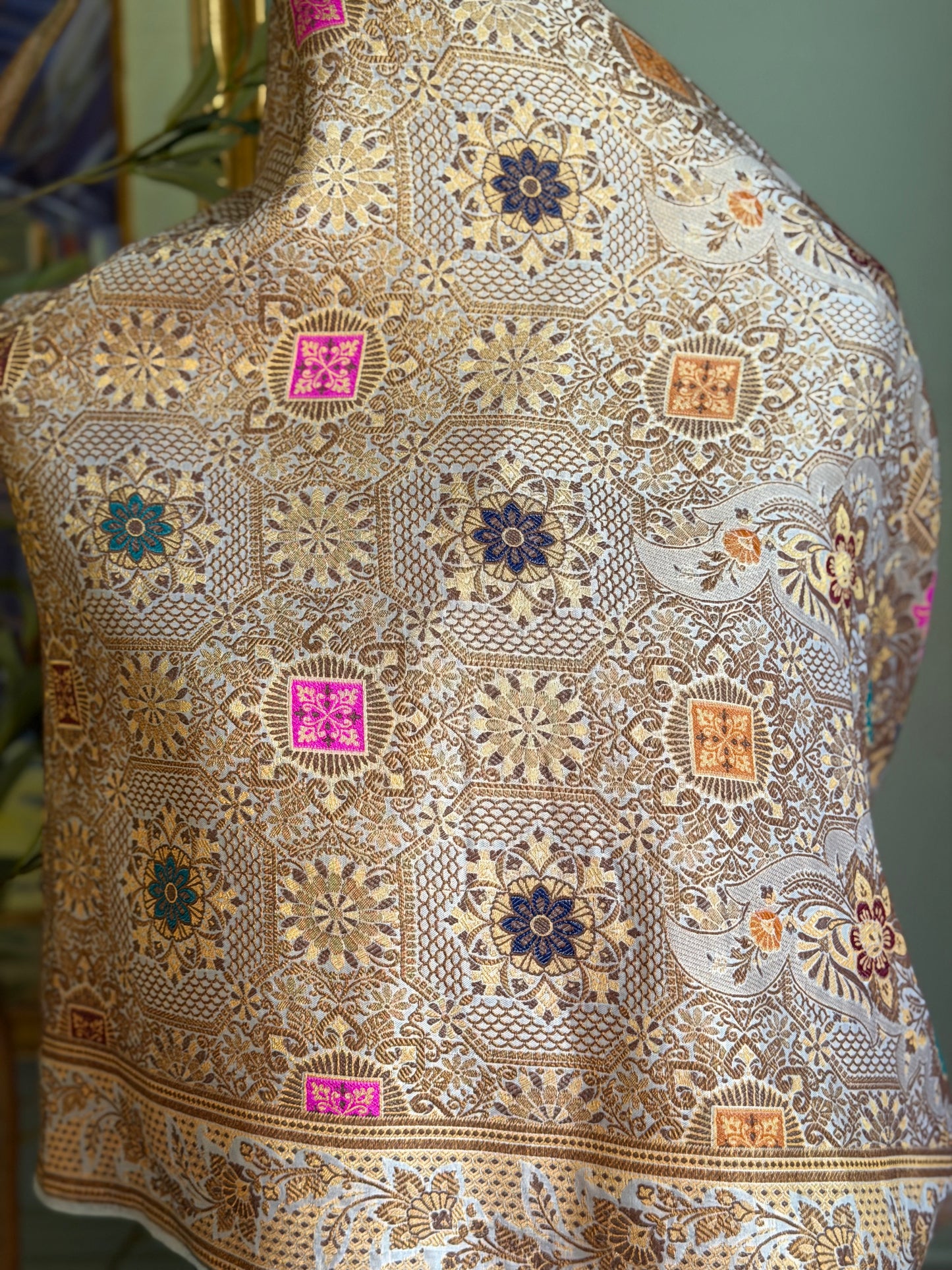 Snow Gold( Handloom Kimkhwab Banarsi)