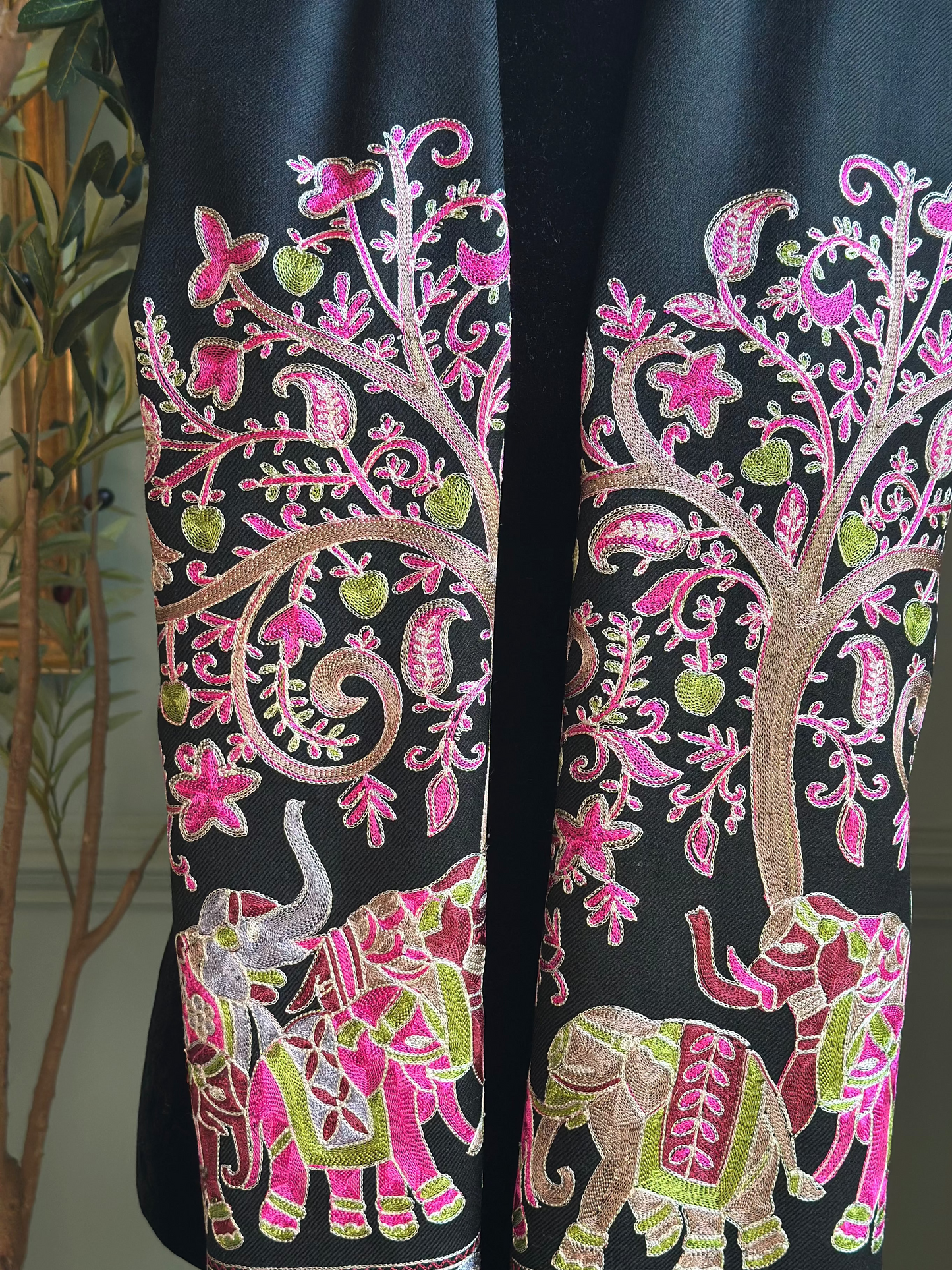 Royal Tusk Embroidered (Black)